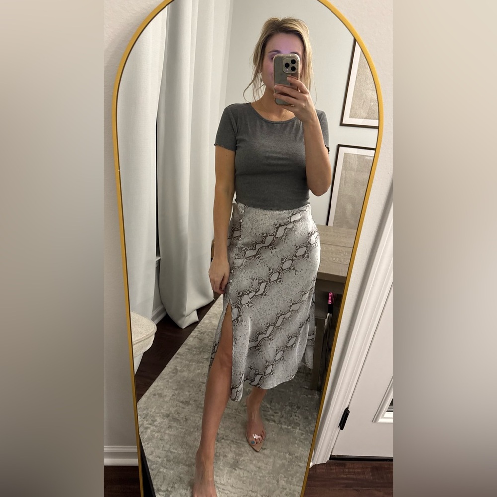 Gray Ribbed Women's Ruffle Hem Top - Picture 8 of 11
